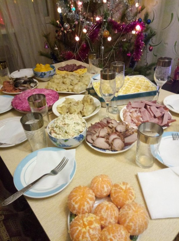 новогодние столы с едой