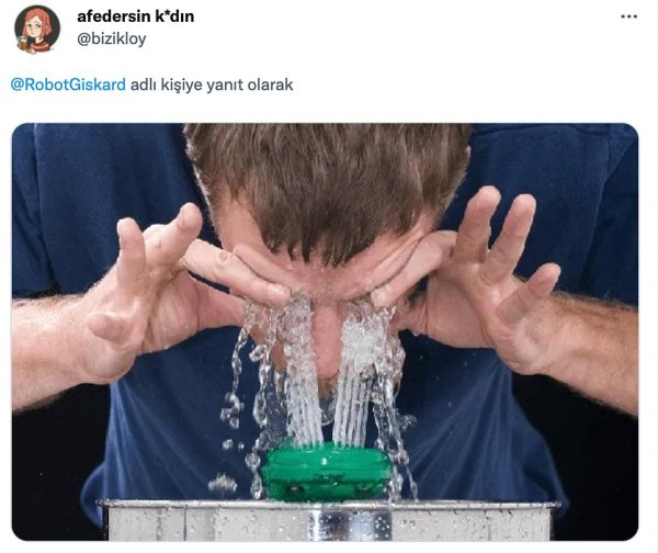 человек умывается