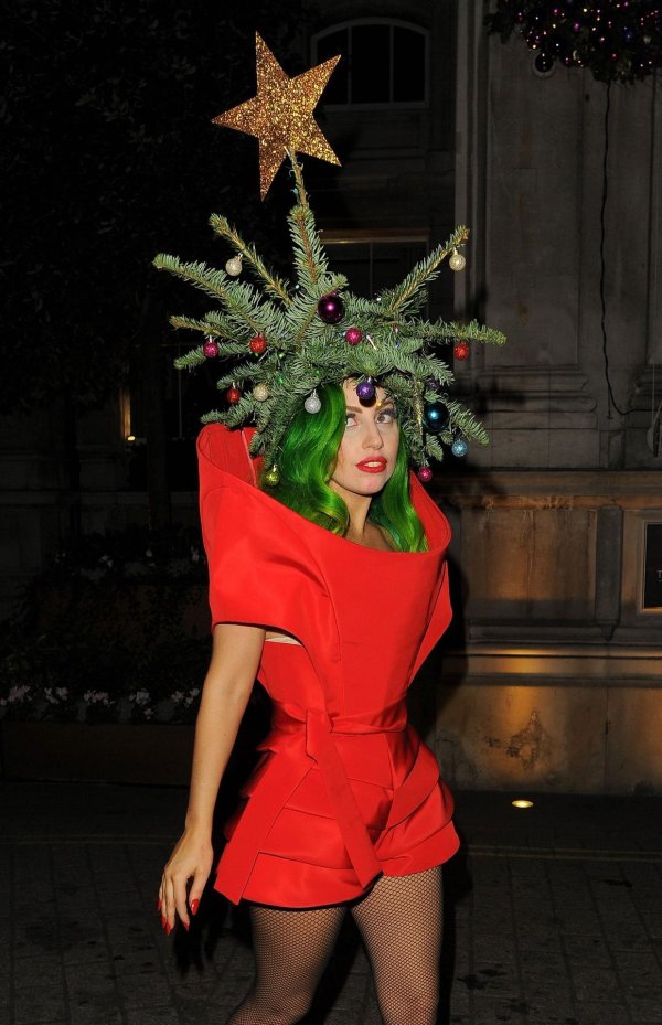 леди гага в костюме елки