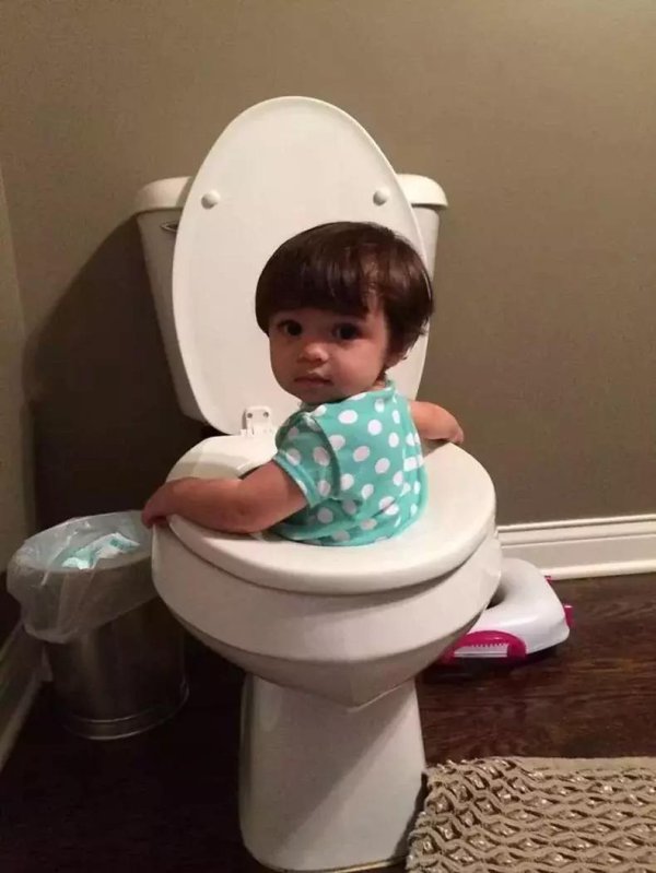 ребенок в унитазе