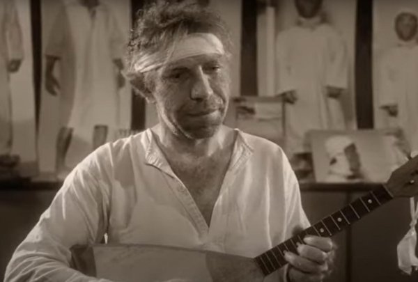 шариков играет на балалайке