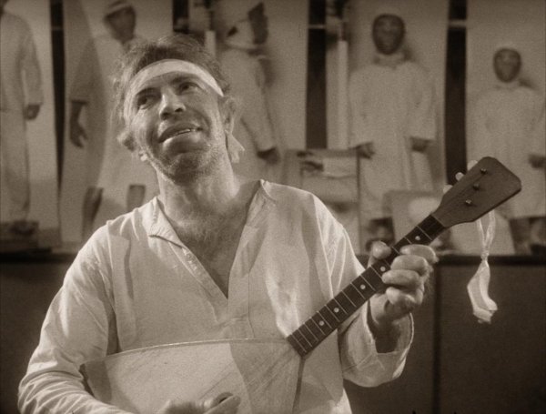 шариков играет на балалайке