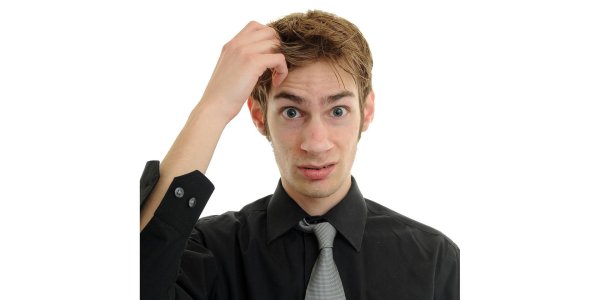 чешет затылок