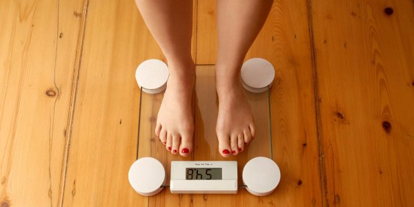 взвешивание на весах