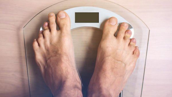 мужчина на весах