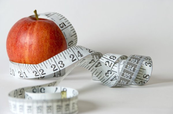 яблоко с сантиметром