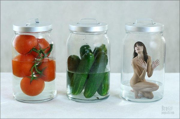 человек в банке стеклянной