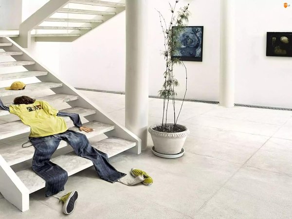 поднимается по лестнице