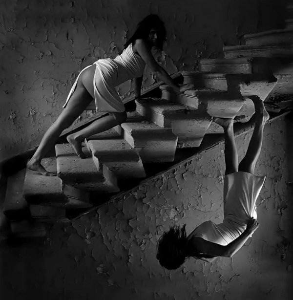 девушка спускается по лестнице