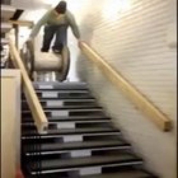 спускается по лестнице