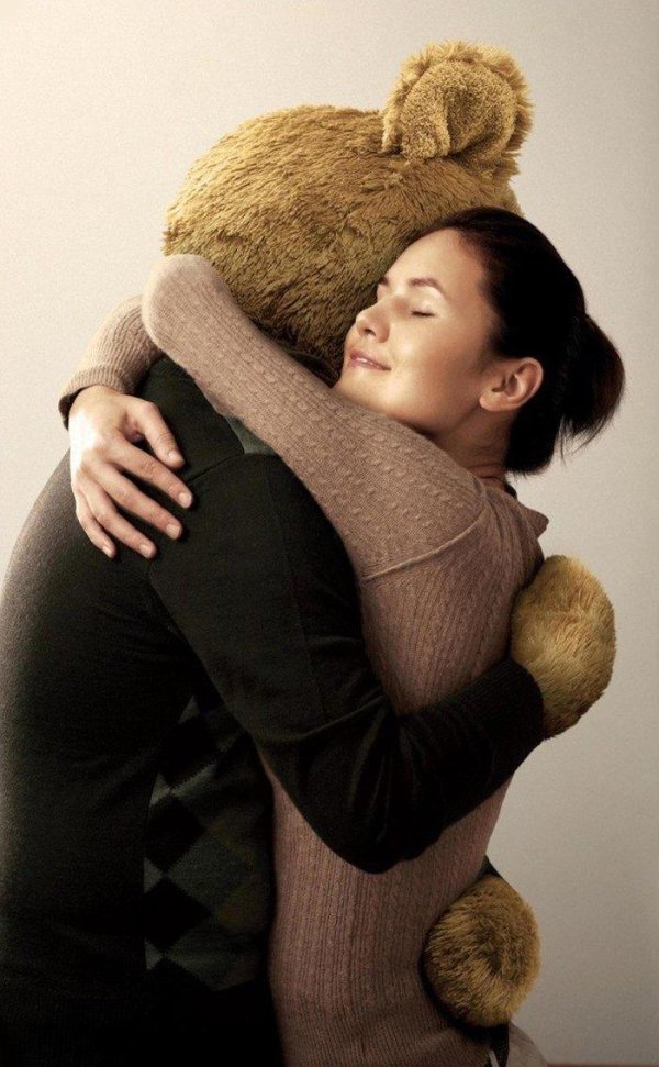 девочка обнимает мишку