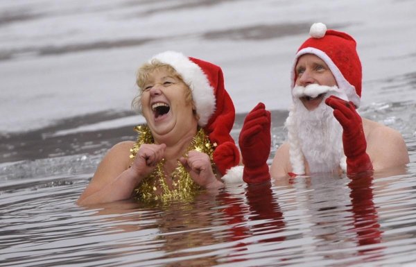 дед мороз купается