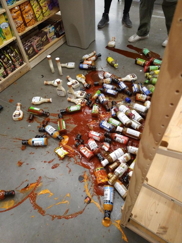разбитые бутылки алкоголя