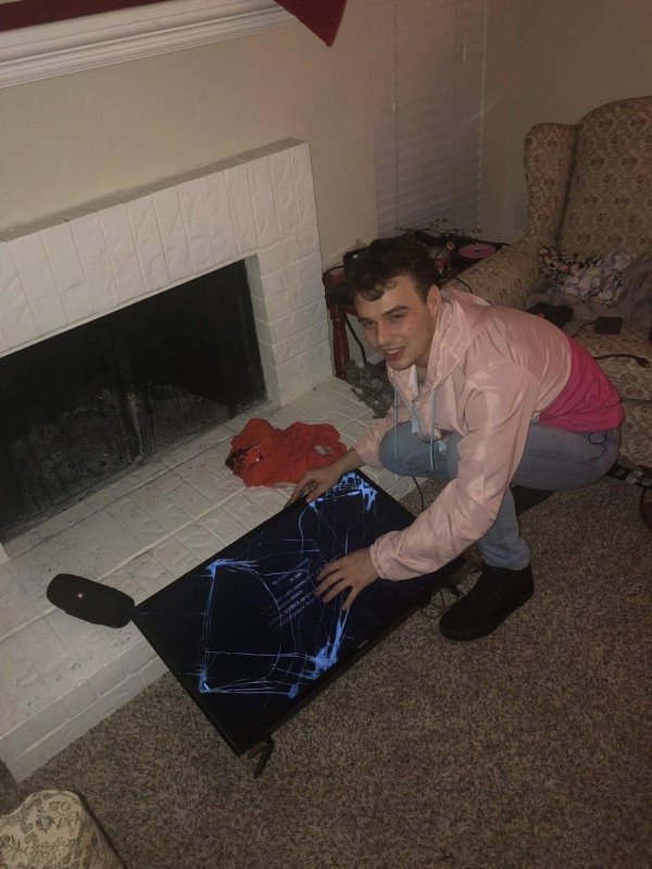 разбил телевизор