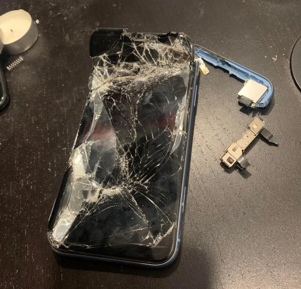 разбитый смартфон