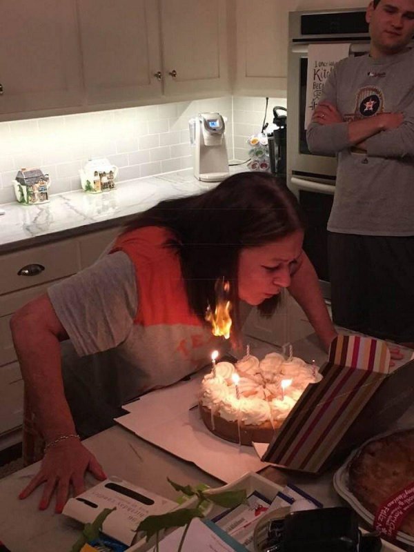 задувает свечи