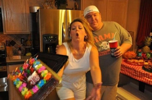 задувает свечи