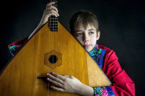 скоморох с балалайкой