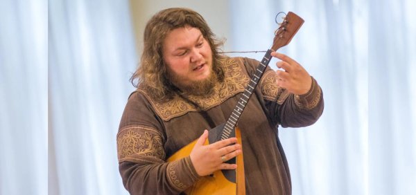 музыкант с балалайкой