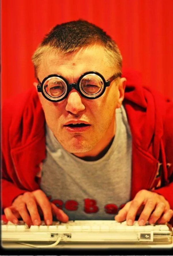 смешной очкарик