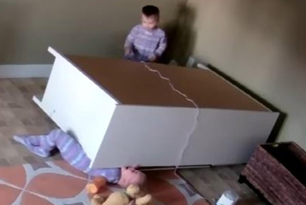 ребенка придавило комодом