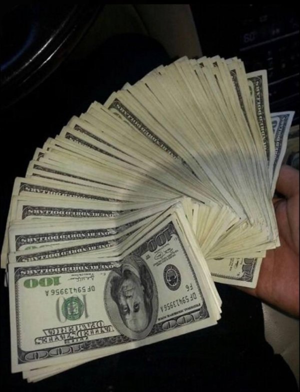 доллары на столе