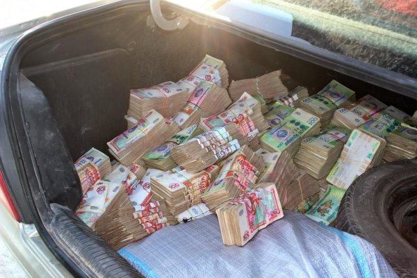 много денег