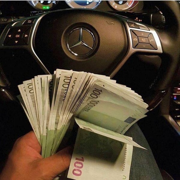 деньги в машине