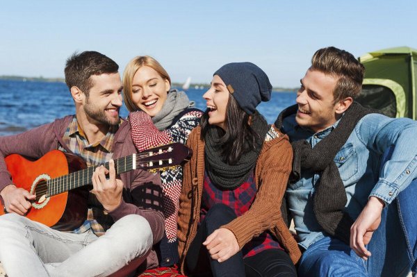 с гитарой на природе