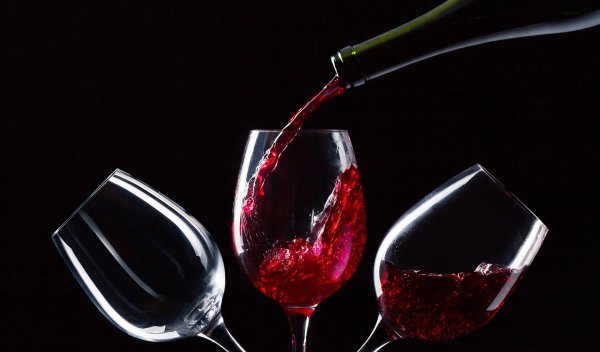 вино на черном фоне