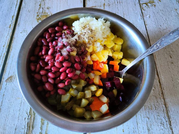 салат кукуруза фасоль сухарики