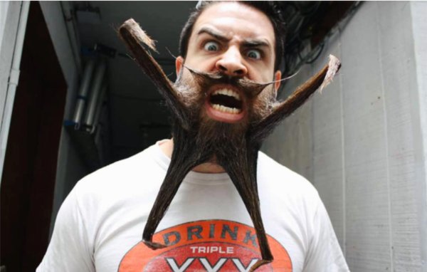 человек с большими усами