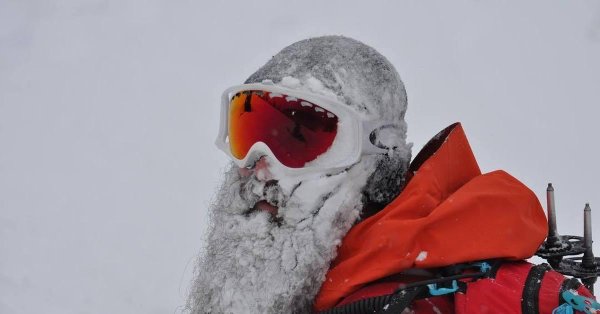 замерзший горнолыжник