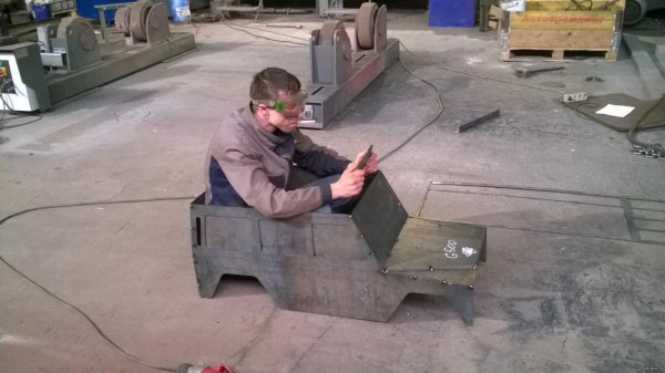 мангал в виде автомобиля