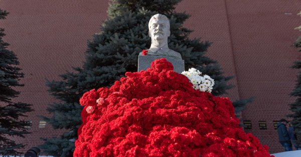 могила сталина у кремлевской