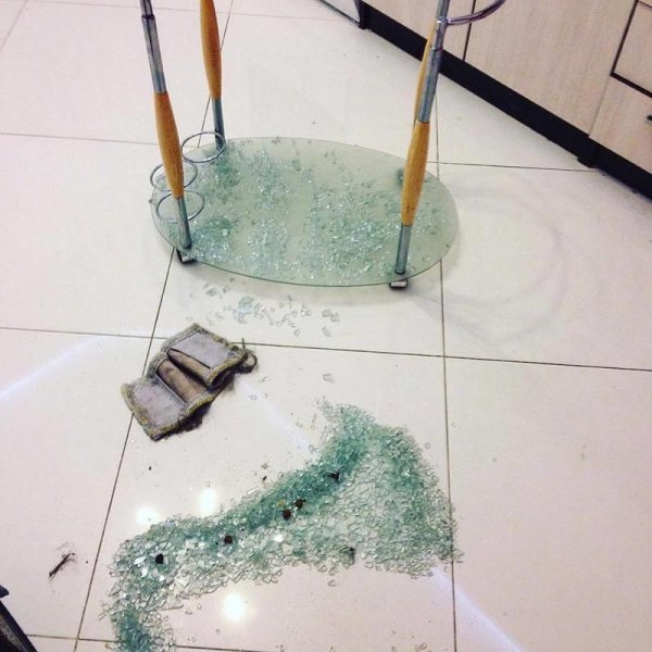 стол со стеклянной столешницей