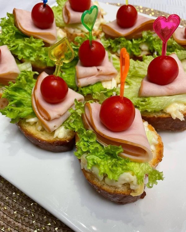 канапе с ветчиной и черри