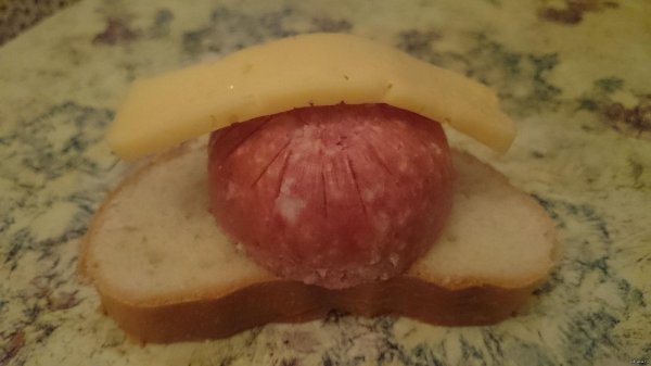 бутерброд с колбасой