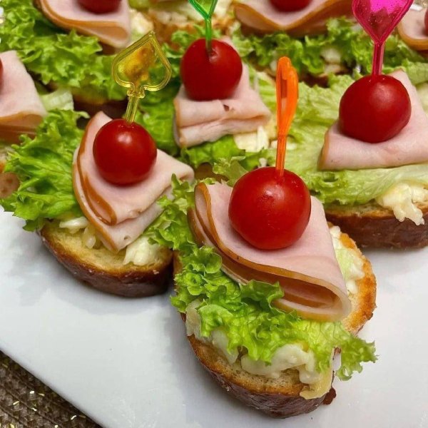 канапе с ветчиной и черри