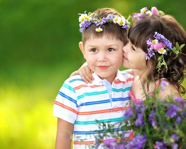 мальчик дарит девочке цветы