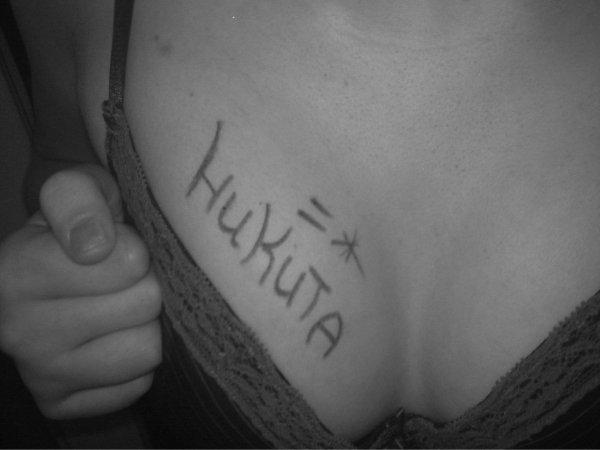 надписи на груди