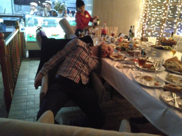 пьяный в ресторане