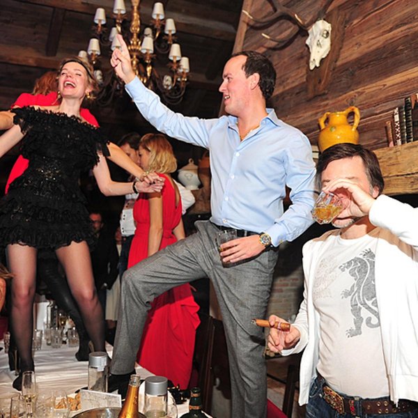 женщины танцуют на корпоративе