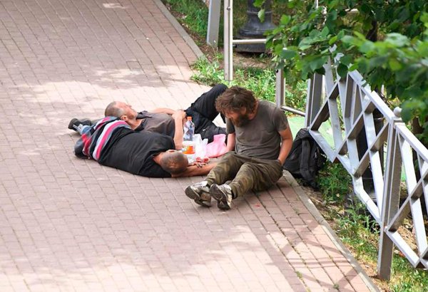 пьяницы во дворе