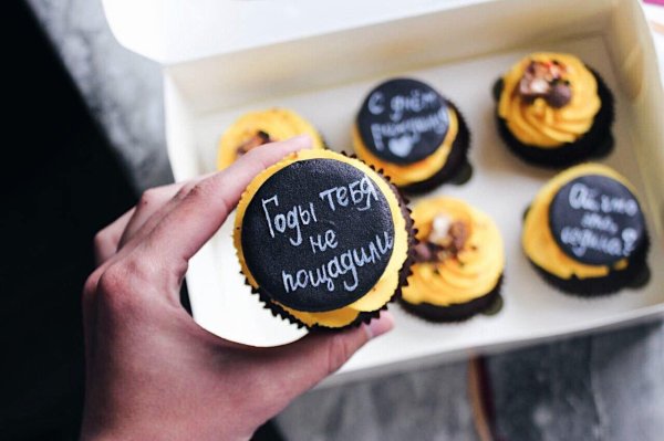 капкейки с надписью