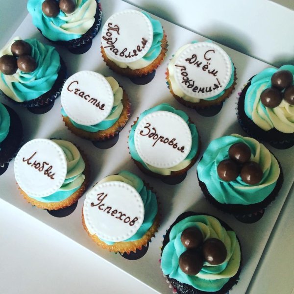 капкейки с надписью