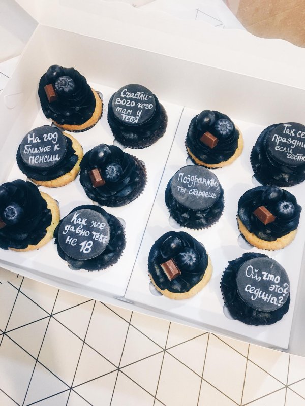 капкейки с надписью