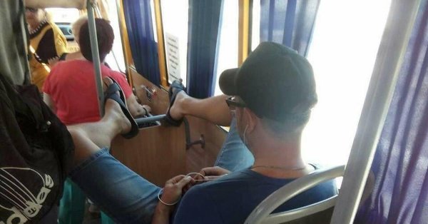 в общественном транспорте