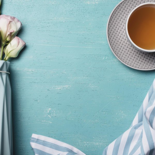 цветы на бирюзовом фоне