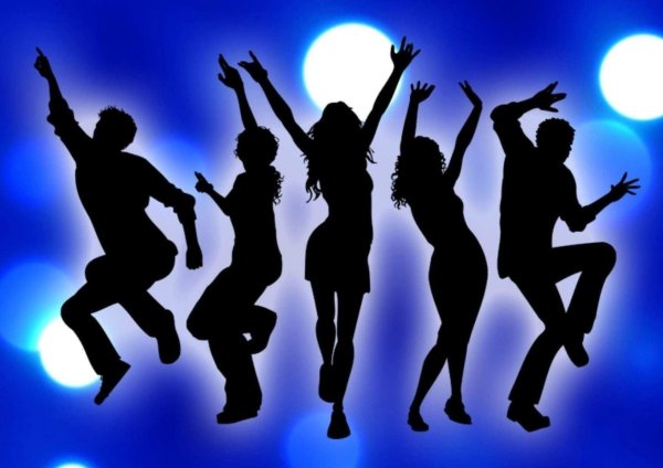 танцует молодежь